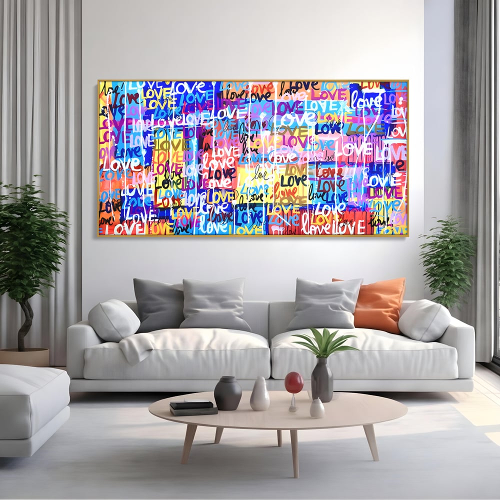 Tablou canvas cu tablou canvas cu graffiti colorat si cuvantul love, in rama de aluminiu auriu, pe perete intr-un living